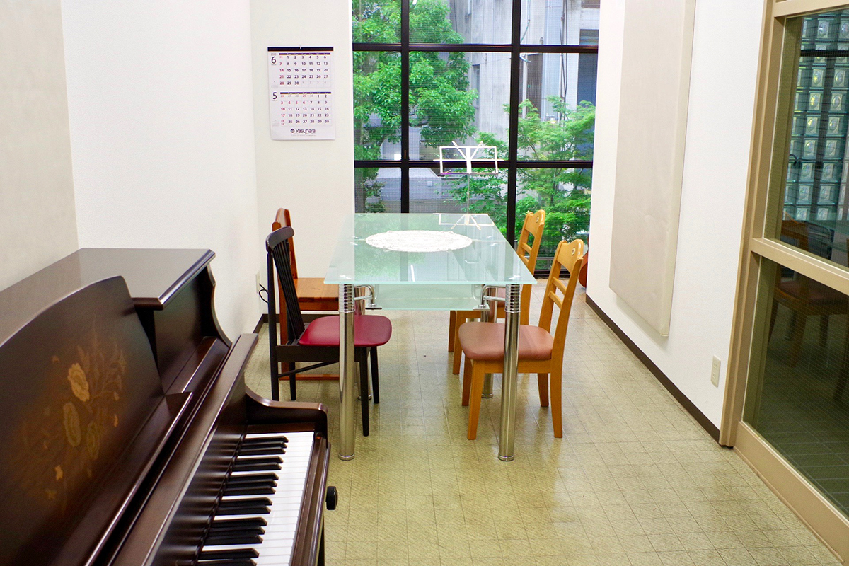 YASUHARA RENTAL SPACE
安原楽器レンタルスペース Bルーム
少人数4〜5人のルーム
アップライトピアノ常設