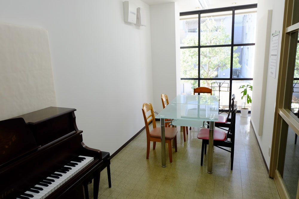 YASUHARA RENTAL SPACE
安原楽器レンタルスペース Bルーム
少人数4〜5人のルーム
アップライトピアノ